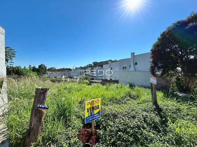 Vista externa de uma propriedade em Lajeado, Brasil, com vegetação alta no primeiro plano.