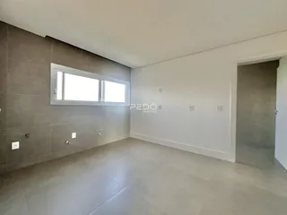 Ambiente interno com paredes cinzas e piso claro.