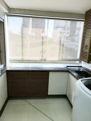 Vista da cozinha com grande janela.