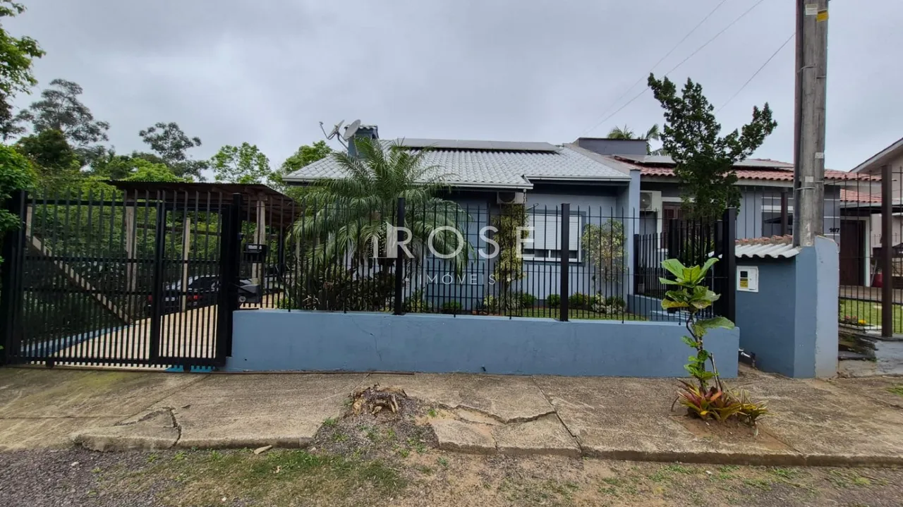 Fachada de uma residência com portão de ferro em Lajeado, Brasil.