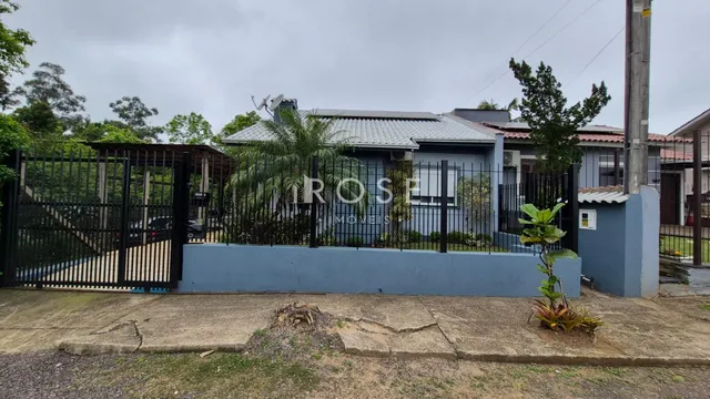 Fachada de uma residência com portão de ferro em Lajeado, Brasil.