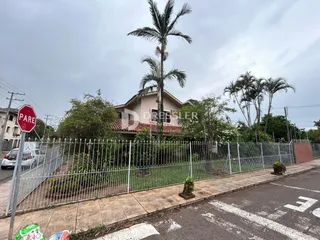Vista da fachada de uma residência em Lajeado, Brasil com cerca e vegetação.