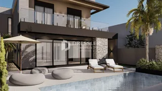Fachada de uma residência moderna com área de piscina e jardim em Lajeado.