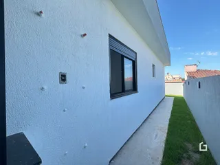 Fachada externa de uma casa branca em Lajeado, Brasil.