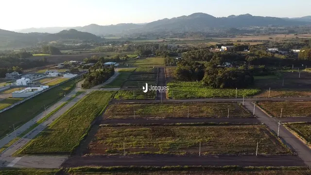 Vista aérea de terras agrícolas e campos no interior de Lajeado.