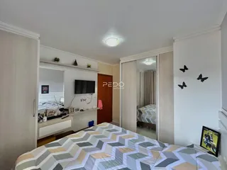 Quarto com cama e decoração de parede em um imóvel.