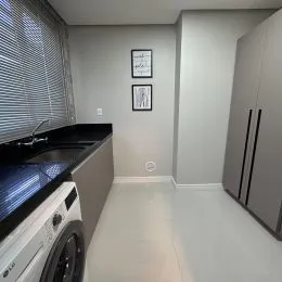 Foto de um ambiente interno mostrando uma bancada e piso claro.