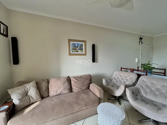 Sala de estar com sofá e poltronas em um imóvel no Brasil.