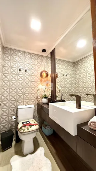 Foto de um banheiro moderno com revestimento de parede texturizado.
