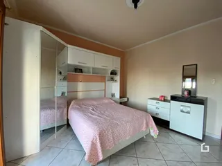 Quarto com armários e cama em um imóvel no Brasil.