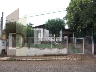 Fachada de uma residência em Lajeado, Brasil, com cerca e portão.