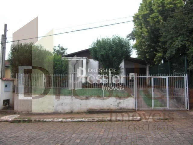 Fachada de uma residência em Lajeado, Brasil, com cerca e portão.