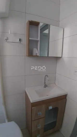 Detalhe da bancada e parede de um banheiro em imóvel no Brasil.