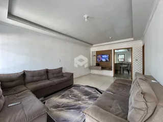 Sala de estar com sofá e tapete em um imóvel em Lajeado, Brasil.