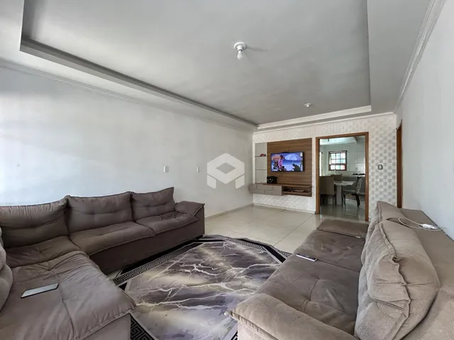 Sala de estar com sofá e tapete em um imóvel em Lajeado, Brasil.