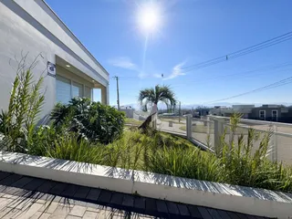 Fachada de uma residência com jardim em Lajeado, Brasil.