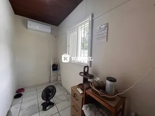 Um cômodo interno com piso de cerâmica e ar-condicionado instalado.