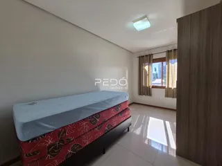 Foto de um quarto com cama e paredes brancas em um imóvel.