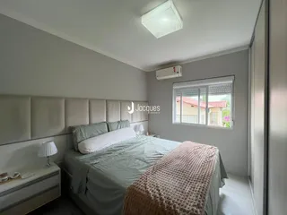 Quarto com cama e janela em um imóvel no Brasil.