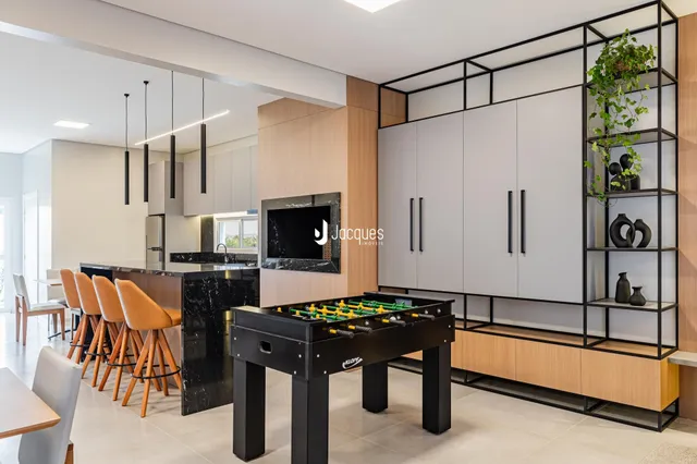 Sala de estar moderna com decoração minimalista e móveis de madeira.