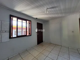 Ambiente interno com piso de cerâmica e janela grande.