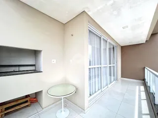 Vista interna de um ambiente com piso de cerâmica e grandes janelas.