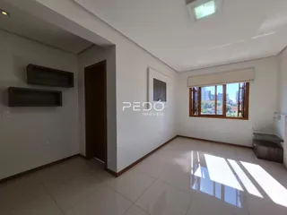 Interior de uma sala com piso de cerâmica e paredes brancas.