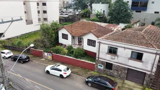 Fachada de uma casa residencial em Lajeado, Brasil, com telhado de telhas e muro de vedação.