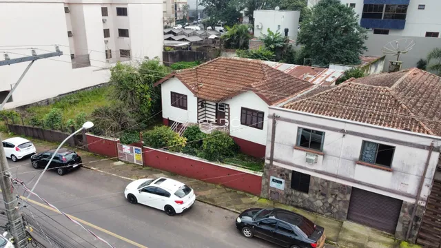 Fachada de uma casa residencial em Lajeado, Brasil, com telhado de telhas e muro de vedação.