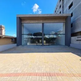 Fachada moderna de um imóvel em Lajeado, Brasil, com grandes janelas de vidro.