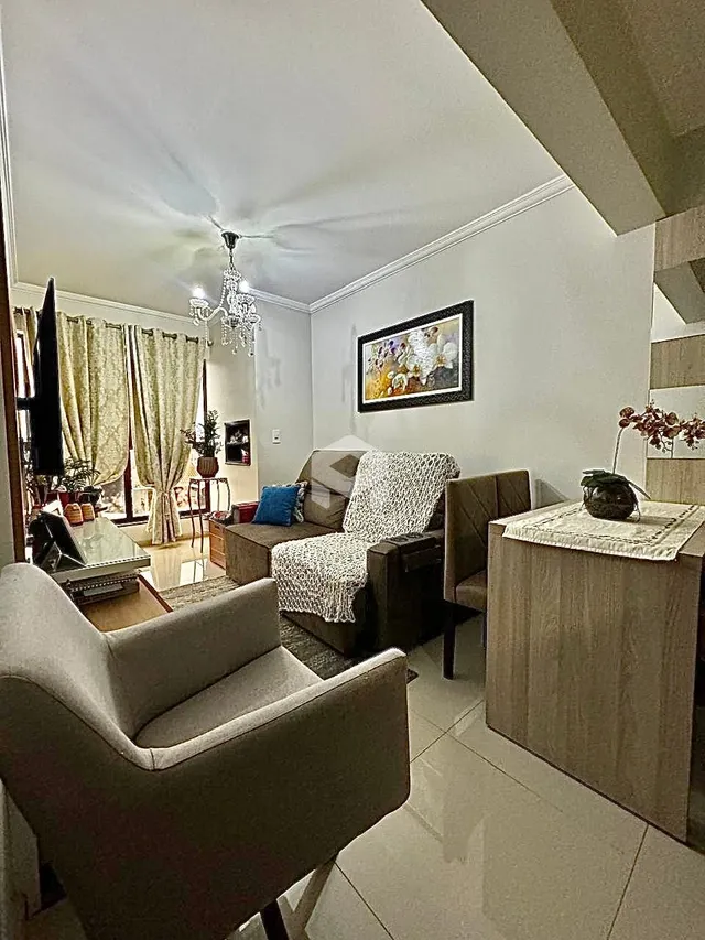 Sala de estar com decoração clara e móveis confortáveis.
