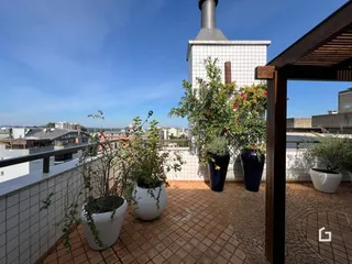 Vista de uma varanda com vasos de plantas em Lajeado, Brasil.