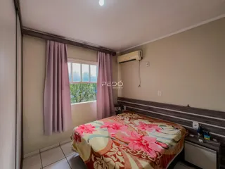Quarto com janela e cama em um imóvel no Brasil.