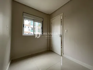 Vista interna de um ambiente com paredes claras e piso de cerâmica.