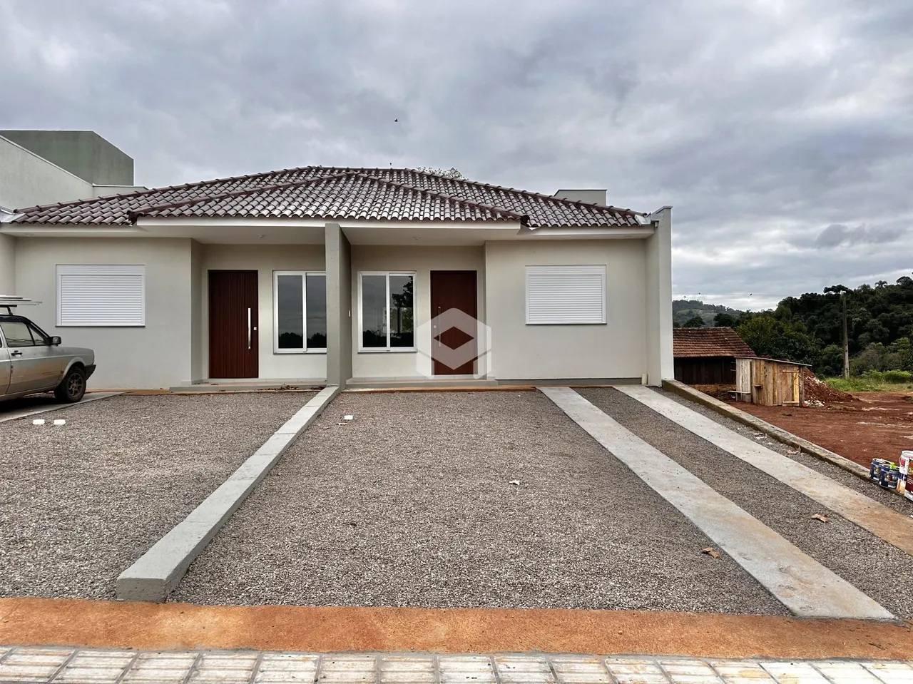 Fachada de uma casa em Lajeado, Brasil, com área de acesso pavimentada.