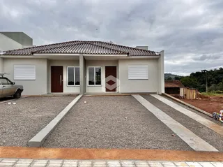 Fachada de uma casa em Lajeado, Brasil, com área de acesso pavimentada.