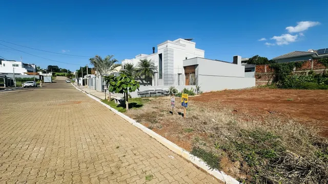 Vista da fachada de uma casa em Lajeado, Brasil, com terreno adjacente.