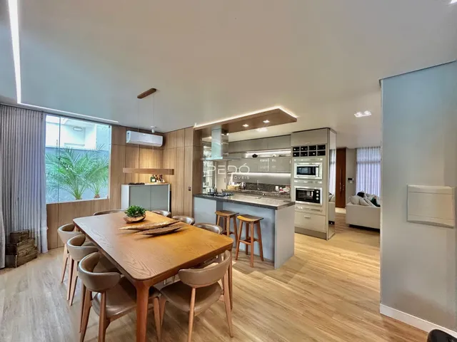Ambiente de sala de jantar e cozinha em um apartamento moderno.
