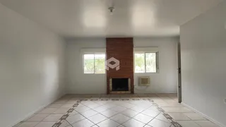 Sala de estar com parede de tijolos aparentes e piso de cerâmica clara.