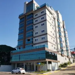 Fachada de um prédio residencial moderno em Lajeado, Brasil.