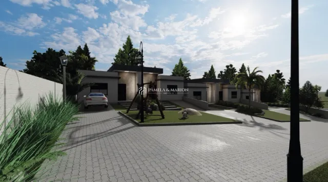 Vista externa da propriedade com área pavimentada e jardim.