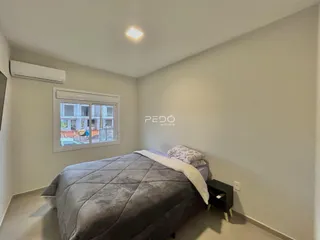 Quarto com cama e janela em um imóvel.