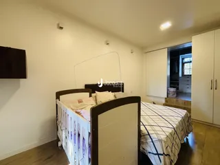 Quarto com cama e armário de madeira.