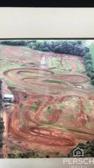 Vista aérea de uma área de terra vermelha com sulcos marcados.