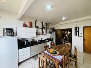 Foto de uma cozinha e sala de jantar em um imóvel.