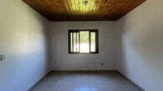 Ambiente interno com paredes brancas e piso de cerâmica.