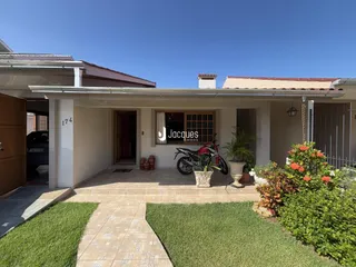 Fachada de uma residência em Lajeado, Brasil com jardim e calçada.