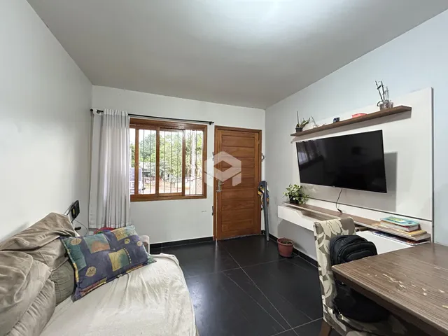 Quarto com janela e porta de madeira em um imóvel em Lajeado.