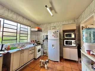 Foto de uma cozinha com piso de cerâmica e janela.