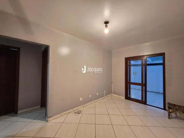 Corredor com piso cerâmico branco.